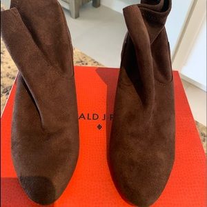 Donald J Pliner stretch suede booties. In mint con